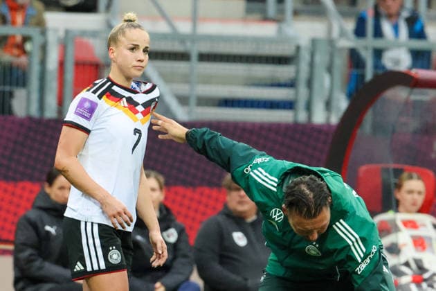 Nürnberg, Deutschland 14. April 2026: WM-Qualifikationsspiel - Deutschland vs. Österreich Im Bild: v.li. Giulia Gwinn (Deutschland) verletzt auf dem Spielfeld und wird ärztlich behandelt Copyright: HMBxMedia MadeleinexFantini