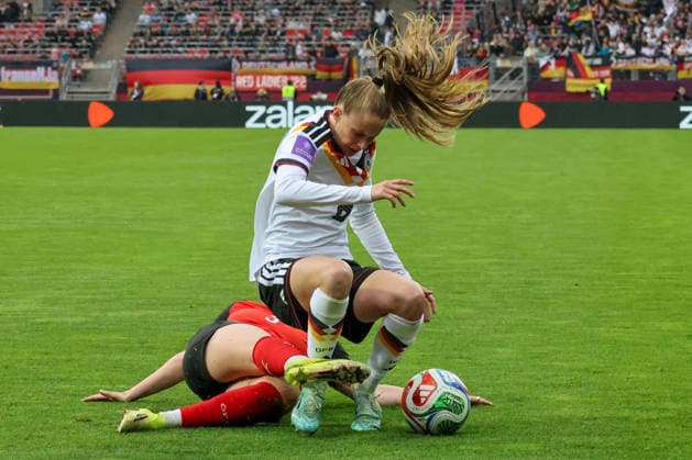 Nürnberg, Deutschland 14. April 2026: WM-Qualifikationsspiel - Deutschland vs. Österreich Im Bild: v.li. im Zweikampf Sarah Gutmann (Österreich) und Vivien Endemann (Deutschland) Copyright: HMBxMedia MadeleinexFantini