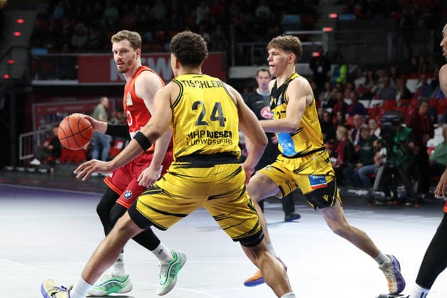 Andreas Obst (FC Bayern Basketball, 13) mit Brandon Tischler (MHP Riesen Ludwigsburg, 24) und Julis Baumer (MHP Riesen Ludwigsburg, 37), GER, FC Bayern Basketball vs. MHP Riesen Ludwigsburg, Basketball, easycredit Basketball Bundesliga, 13. Spieltag, Saison 2025 2026, 14.04.2026, GER, FC Bayern Basketball vs. MHP Riesen Ludwigsburg, Basketball, easycredit Basketball Bundesliga, 13. Spieltag, Saison 2025 2026, 14.04.2026 Muenchen Copyright: xEibner-Pressefoto JennixMaulx EP_JML