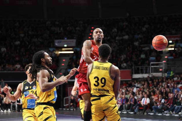 Isiaha Mike (FC Bayern Basketball, 22) mit Maxwell Dongmo Temoka (MHP Riesen Ludwigsburg, 39) und Terrell Harris (MHP Riesen Ludwigsburg, 08), GER, FC Bayern Basketball vs. MHP Riesen Ludwigsburg, Basketball, easycredit Basketball Bundesliga, 13. Spieltag, Saison 2025 2026, 14.04.2026, GER, FC Bayern Basketball vs. MHP Riesen Ludwigsburg, Basketball, easycredit Basketball Bundesliga, 13. Spieltag, Saison 2025 2026, 14.04.2026 Muenchen Copyright: xEibner-Pressefoto JennixMaulx EP_JML