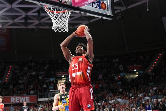 David McCormack (FC Bayern Basketball, 33) mit Ball am Korb, GER, FC Bayern Basketball vs. MHP Riesen Ludwigsburg, Basketball, easycredit Basketball Bundesliga, 13. Spieltag, Saison 2025 2026, 14.04.2026, GER, FC Bayern Basketball vs. MHP Riesen Ludwigsburg, Basketball, easycredit Basketball Bundesliga, 13. Spieltag, Saison 2025 2026, 14.04.2026 Muenchen Copyright: xEibner-Pressefoto JennixMaulx EP_JML