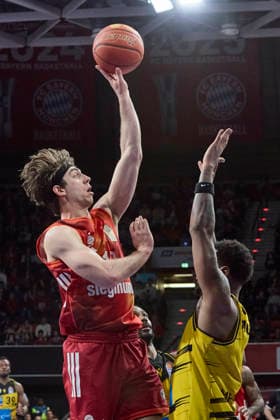 Deutsche Basketball Bundesliga (BBL), FC Bayern München Basketball vs MHP RIESEN Ludwigsburg, München FC Bayern Basketball, Ludwigsburg MHP RIESEN, 2026-04-14 in München (SAP Garden) JESSUP Justinian (FC Bayern München Basketball Shooting Guard (SG) Nr10-FCBB10), HUGHES Elijah (MHP RIESEN Ludwigsburg Small Forward (SF) Nr7-LUD7) sportworld München SAP Garden Bayern Deutschland