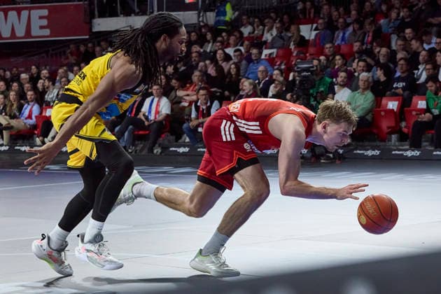 Deutsche Basketball Bundesliga (BBL), FC Bayern München Basketball vs MHP RIESEN Ludwigsburg, München FC Bayern Basketball, Ludwigsburg MHP RIESEN, 2026-04-14 in München (SAP Garden) HOLLATZ Justus (FC Bayern München Basketball Point Guard (PG) Nr21-FCBB21), HARRIS Terrell (MHP RIESEN Ludwigsburg Shooting Guard (SG) Nr8-LUD8) sportworld München SAP Garden Bayern Deutschland