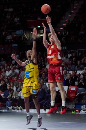 Deutsche Basketball Bundesliga (BBL), FC Bayern München Basketball vs MHP RIESEN Ludwigsburg, München FC Bayern Basketball, Ludwigsburg MHP RIESEN, 2026-04-14 in München (SAP Garden) JESSUP Justinian (FC Bayern München Basketball Shooting Guard (SG) Nr10-FCBB10), HUGHES Elijah (MHP RIESEN Ludwigsburg Small Forward (SF) Nr7-LUD7) sportworld München SAP Garden Bayern Deutschland