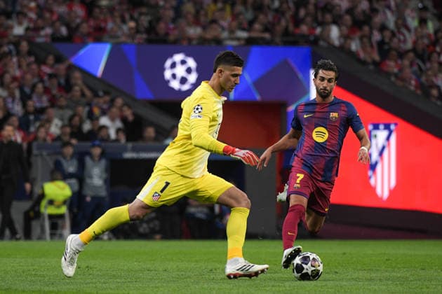 UEFA Champions League Quarter Finals Atletico Madrid v Barcelona Juan Musso of Atletico de Madrid during the UEFA Champions League Quarter Finals match Atletico Madrid vs Barcelona at Riyadh Air Metropolitano, Madrid, Spain on 14 April 2026 (Photo by Samuel Carreno News Images) Madrid Riyadh Air Metropolitano Madrid Spain Copyright: xSamuelxCarreno NewsxImagesx