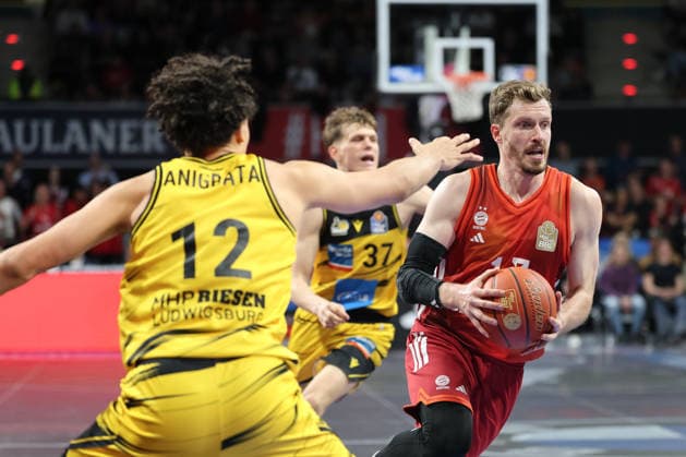 Andreas Obst (FC Bayern Basketball, 13) mit Lenny Anigbata (MHP Riesen Ludwigsburg, 12), GER, FC Bayern Basketball vs. MHP Riesen Ludwigsburg, Basketball, easycredit Basketball Bundesliga, 13. Spieltag, Saison 2025 2026, 14.04.2026, GER, FC Bayern Basketball vs. MHP Riesen Ludwigsburg, Basketball, easycredit Basketball Bundesliga, 13. Spieltag, Saison 2025 2026, 14.04.2026 Muenchen Copyright: xEibner-Pressefoto JennixMaulx EP_JML