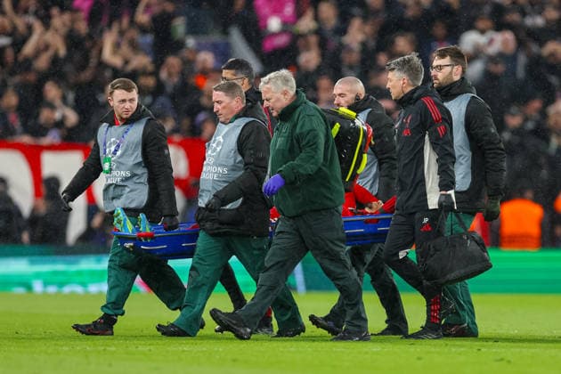 Football - UEFA Champions League - Quarter-Final - 2nd Leg - Liverpool FC v Paris Saint-Germain FC LIVERPOOL, ENGLAND - Tuesday, April 14, 2026: Liverpool s Hugo Ekitike is stretchered off with a suspected Achilles injury during the UEFA Champions League Quarter-Final 2nd Leg match between Liverpool FC and Paris Saint-Germain FC at Anfield. (Photo by David Rawcliffe Propaganda) LIVERPOOL Anfield MERSEYSIDE ENGLAND  Copyright: xDavidxRawcliffex P2026-04-14-Liverpool_PSG-57