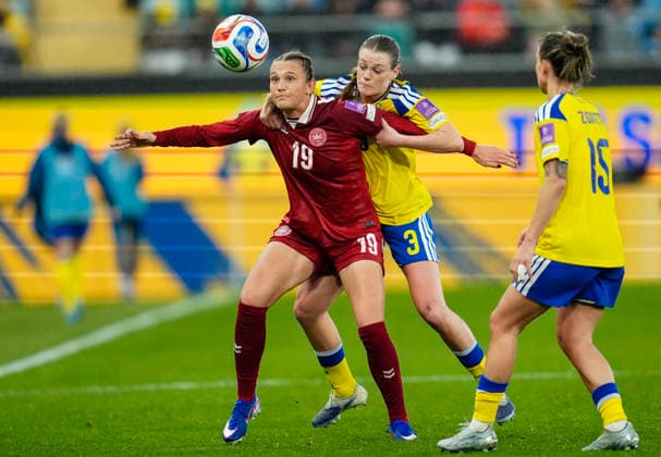 GÖTEBORG, SVERIGE 20260414 Danmarks Cecilie Floe med Sveriges Sofia Reidy bakom ryggen under tisdagens fotbollsmatch i VM-kvalet mellan Sverige och Danmark pa Gamla Ullevi i Göteborg. GÖTEBORG SVERIGE x9200x Copyright: xBjörnxLarssonxRosvall TTx VM-KVAL SVERIGE-DANMARK