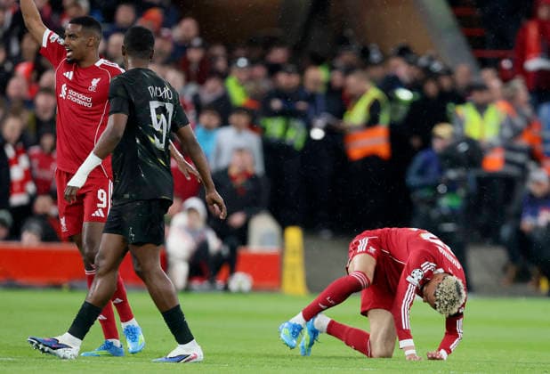 Liverpool FC v Paris Saint-Germain FC - UEFA Champions League 2025 26 Quarter-Final Second Leg Alexander Isak of Liverpool call to the bench as Hugo Ekitike of Liverpool goes down injured during the UEFA Champions League 2025 26 Quarter-Final Second Leg match between Liverpool FC and Paris Saint-Germain FC at Anfield on April 14, 2026 in Liverpool, England. WARNING! This Photograph May Only Be Used For Newspaper And Or Magazine Editorial Purposes. May Not Be Used For Publications Involving 1 player, 1 Club Or 1 Competition Without Written Authorisation From Football DataCo Ltd. For Any Queries, Please Contact Football DataCo Ltd on +44 (0) 207 864 9121 Liverpool Anfield England United Kingdom Copyright: xAllstarxPicturexLibraryxLtdx