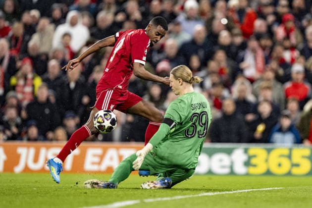 Liverpool v Paris Saint-Germain - UEFA Champions League 2025 26 LIVERPOOL, ENGLAND- APRIL 14: Alexander Isak of Liverpool and Matvey Safonov of Paris Saint-Germain in action during a UEFA Champions League 2025 26 match between Liverpool and Paris Saint-Germain in Liverpool on April 14, 2026 (Photo by Will Palmer Sports Press Photo) LiverpoolUnited Kingdom  Copyright: xWillxPalmer SportsxPressxPhotox
