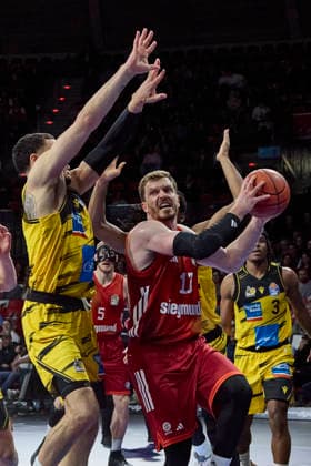 Deutsche Basketball Bundesliga (BBL), FC Bayern München Basketball vs MHP RIESEN Ludwigsburg, München FC Bayern Basketball, Ludwigsburg MHP RIESEN, 2026-04-14 in München (SAP Garden) OBST Andreas (FC Bayern München Basketball Shooting Guard (SG) Nr13-FCBB13), SCHILLING Gavin (MHP RIESEN Ludwigsburg Center (C) Nr34-LUD34) sportworld München SAP Garden Bayern Deutschland