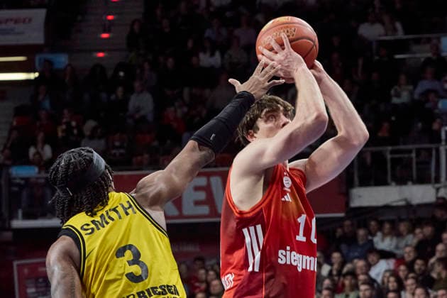 Deutsche Basketball Bundesliga (BBL), FC Bayern München Basketball vs MHP RIESEN Ludwigsburg, München FC Bayern Basketball, Ludwigsburg MHP RIESEN, 2026-04-14 in München (SAP Garden) JESSUP Justinian (FC Bayern München Basketball Shooting Guard (SG) Nr10-FCBB10), SMITH Stefan (MHP RIESEN Ludwigsburg Point Guard (PG) Nr3-LUD3) sportworld München SAP Garden Bayern Deutschland