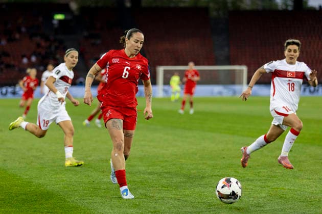 14 04 2026, Zurich, Letzigrund, European Qualifiers Women: Switzerland - Turkey, Geraldine Reuteler of Switzerland controls the ball Zurich Letzigrund Zurich Switzerland Copyright: xJustPictures.ch PascalxKesselmarkx jp-en-PaKe-_62B0472