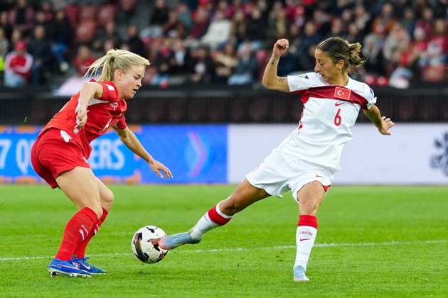 CALCIO - FIFA Mondiali - Women s Qualifiers - Switzerland vs Turkey Nadine Riesen 8 (Switzerland) and Selen Altunkulak 6 (Turkiye) during Women s Qualifiers - Switzerland vs Turkey , FIFA World Cup, WM, Weltmeisterschaft, Fussball match in Zurich, Switzerland, April 14 2026 Zurich Switzerland  Copyright: xIPAxSport ABACAx