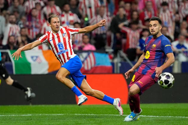 Atletico de Madrid s Marcos Llorente (l) and FC Barcelona, Barca s Eric Garcia during Champions League 2025 2026, Quarter-finals 2nd leg match. April 14 ,2026. (20260414224)