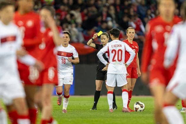14 04 2026, Zurich, Letzigrund, European Qualifiers Women: Switzerland - Turkey, Referee Sofiya Prychyna shows a yellow card for Basak Icinozbebek of TurkiÌ‡ye Zurich Letzigrund Zurich Switzerland Copyright: xJustPictures.ch PascalxKesselmarkx jp-en-PaKe-_62A0820