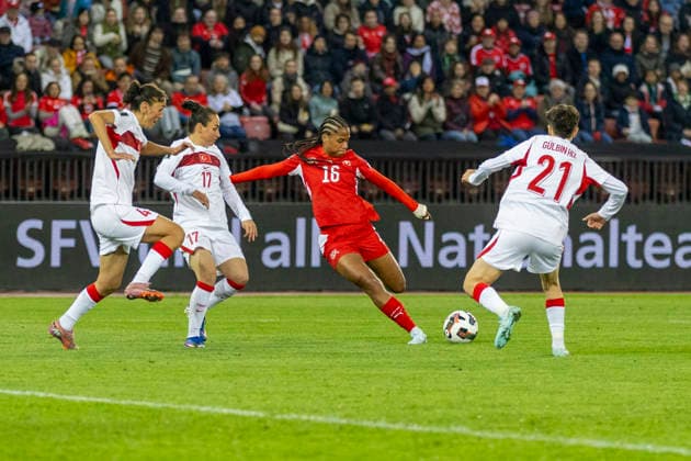 14 04 2026, Zurich, Letzigrund, European Qualifiers Women: Switzerland - Turkey, Aurelie Csillag of Switzerland shoots the ball Zurich Letzigrund Zurich Switzerland Copyright: xJustPictures.ch PascalxKesselmarkx jp-en-PaKe-_62B0611