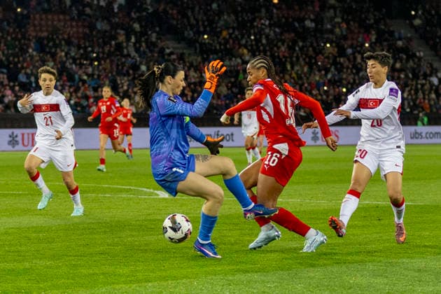 14 04 2026, Zurich, Letzigrund, European Qualifiers Women: Switzerland - Turkey, Aurelie Csillag of Switzerland fights for the ball with goalkeeper Selda Akgoz of TurkiÌ‡ye Zurich Letzigrund Zurich Switzerland Copyright: xJustPictures.ch PascalxKesselmarkx jp-en-PaKe-_62B0664