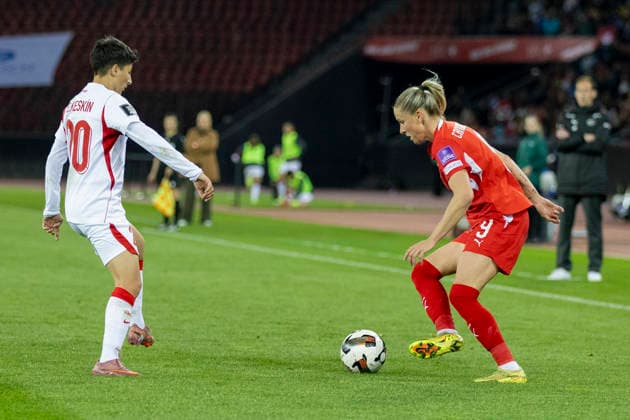14 04 2026, Zurich, Letzigrund, European Qualifiers Women: Switzerland - Turkey, Ana-Maria Crnogorcevic of Switzerland (R) controls the ball Zurich Letzigrund Zurich Switzerland Copyright: xJustPictures.ch PascalxKesselmarkx jp-en-PaKe-_62B0696