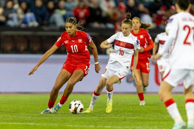 14 04 2026, Zurich, Letzigrund, European Qualifiers Women: Switzerland - Turkey, Sydney Schertenleib of Switzerland (L) battles for the ball with Ebru Topcu of TurkiÌ‡ye (R) Zurich Letzigrund Zurich Switzerland Copyright: xJustPictures.ch PascalxKesselmarkx jp-en-PaKe-_62A0867