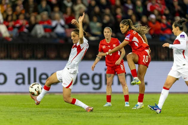 14 04 2026, Zurich, Letzigrund, European Qualifiers Women: Switzerland - Turkey, Sydney Schertenleib of Switzerland shoots the ball Zurich Letzigrund Zurich Switzerland Copyright: xJustPictures.ch PascalxKesselmarkx jp-en-PaKe-_62A0879