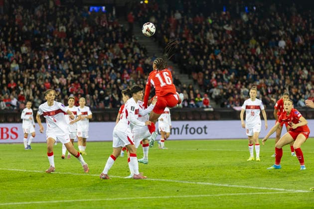 14 04 2026, Zurich, Letzigrund, European Qualifiers Women: Switzerland - Turkey, Aurelie Csillag of Switzerland heads the ball Zurich Letzigrund Zurich Switzerland Copyright: xJustPictures.ch PascalxKesselmarkx jp-en-PaKe-_62B0742