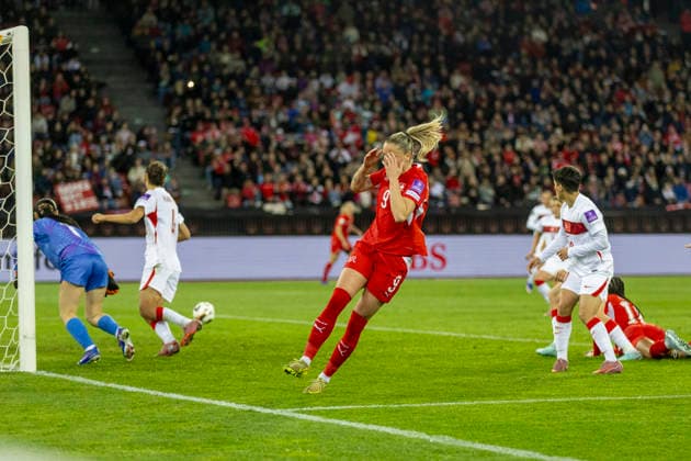 14 04 2026, Zurich, Letzigrund, European Qualifiers Women: Switzerland - Turkey, Ana-Maria Crnogorcevic of Switzerland looks dejected and disappointed Zurich Letzigrund Zurich Switzerland Copyright: xJustPictures.ch PascalxKesselmarkx jp-en-PaKe-_62B0789