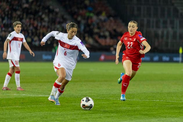 14 04 2026, Zurich, Letzigrund, European Qualifiers Women: Switzerland - Turkey, Selen Altunkulak of TurkiÌ‡ye (L) battles for the ball with Lia Kamber of Switzerland (R) Zurich Letzigrund Zurich Switzerland Copyright: xJustPictures.ch PascalxKesselmarkx jp-en-PaKe-_62B0843