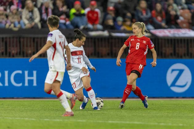 14 04 2026, Zurich, Letzigrund, European Qualifiers Women: Switzerland - Turkey, Nadine Riesen of Switzerland (R) fights for the ball with Ilayda Civelek of TurkiÌ‡ye (L) Zurich Letzigrund Zurich Switzerland Copyright: xJustPictures.ch PascalxKesselmarkx jp-en-PaKe-_62A1001