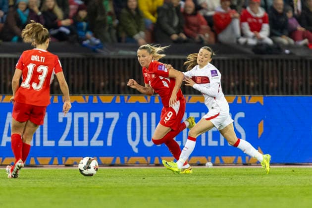 14 04 2026, Zurich, Letzigrund, European Qualifiers Women: Switzerland - Turkey, Ana-Maria Crnogorcevic of Switzerland controls the ball under pressure from Melike Ozturk of TurkiÌ‡ye Zurich Letzigrund Zurich Switzerland Copyright: xJustPictures.ch PascalxKesselmarkx jp-en-PaKe-_62A1068