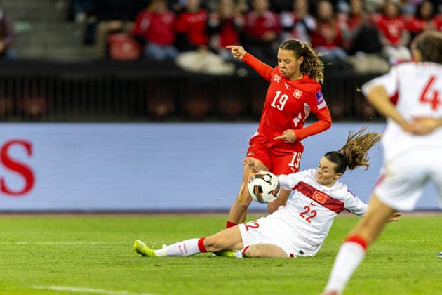 14 04 2026, Zurich, Letzigrund, European Qualifiers Women: Switzerland - Turkey, Iman Beney of Switzerland (L) fights for the ball with Melike Ozturk of TurkiÌ‡ye (R) Zurich Letzigrund Zurich Switzerland Copyright: xJustPictures.ch PascalxKesselmarkx jp-en-PaKe-_62A1122