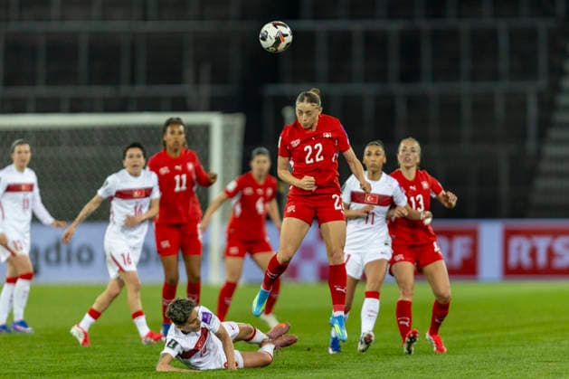 14 04 2026, Zurich, Letzigrund, European Qualifiers Women: Switzerland - Turkey, Lia Kamber of Switzerland heads the ball Zurich Letzigrund Zurich Switzerland Copyright: xJustPictures.ch PascalxKesselmarkx jp-en-PaKe-_62A1134