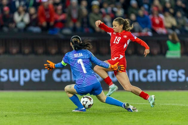 14 04 2026, Zurich, Letzigrund, European Qualifiers Women: Switzerland - Turkey, Iman Beney of Switzerland battles for the ball with goalkeeper Selda Akgoz of TurkiÌ‡ye Zurich Letzigrund Zurich Switzerland Copyright: xJustPictures.ch PascalxKesselmarkx jp-en-PaKe-_62A1145