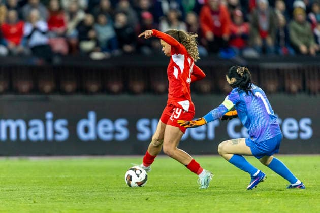 14 04 2026, Zurich, Letzigrund, European Qualifiers Women: Switzerland - Turkey, Iman Beney of Switzerland battles for the ball with goalkeeper Selda Akgoz of TurkiÌ‡ye Zurich Letzigrund Zurich Switzerland Copyright: xJustPictures.ch PascalxKesselmarkx jp-en-PaKe-_62A1148