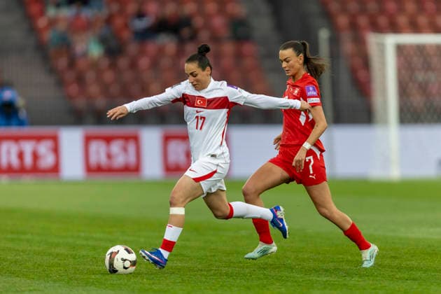 14 04 2026, Zurich, Letzigrund, European Qualifiers Women: Switzerland - Turkey, Ilayda Civelek of TurkiÌ‡ye (L) controls the ball under pressure from Riola Xhemaili of Switzerland (R) Zurich Letzigrund Zurich Switzerland Copyright: xJustPictures.ch PascalxKesselmarkx jp-en-PaKe-_62A0197