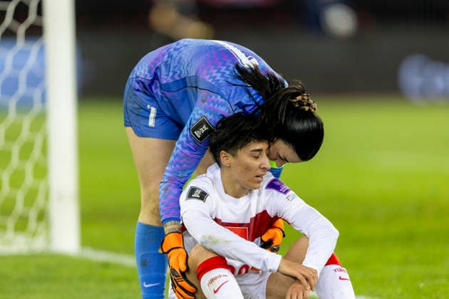 14 04 2026, Zurich, Letzigrund, European Qualifiers Women: Switzerland - Turkey, Elif Keskin of TurkiÌ‡ye looks dejected and disappointed and is comforted by goalkeeper Selda Akgoz of TurkiÌ‡ye Zurich Letzigrund Zurich Switzerland Copyright: xJustPictures.ch PascalxKesselmarkx jp-en-PaKe-_62A1174
