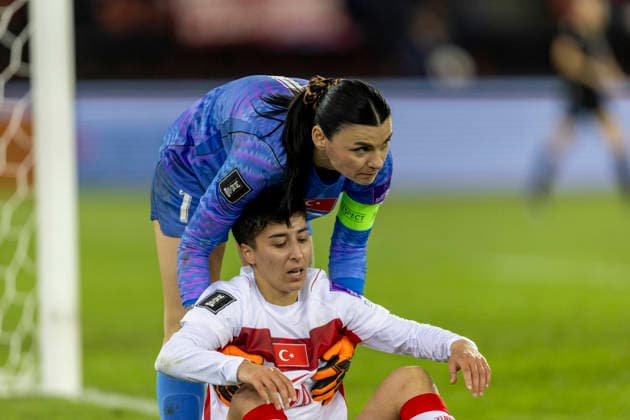 14 04 2026, Zurich, Letzigrund, European Qualifiers Women: Switzerland - Turkey, Elif Keskin of TurkiÌ‡ye looks dejected and disappointed and is comforted by goalkeeper Selda Akgoz of TurkiÌ‡ye Zurich Letzigrund Zurich Switzerland Copyright: xJustPictures.ch PascalxKesselmarkx jp-en-PaKe-_62A1183