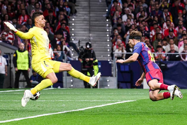 Atletico de Madrid vs. FC Barcelona, Barca on the 2025 26 UEFA Champions League Quarter-Final Second Leg match UEFA champions league - Atletico de Madrid vs FC Barcelona, MADRID,SPAIN, 14 April: Juan Musso of Atletico de Madrid and Fermin Lopez of FC Barcelona during the UEFA Champions League 2025 26 Quarter-Final second Leg match between Atletico de Madrid and FC Barcelona at Riyadh Air Metropolitano Stadium. Madrid Madrid Spain Copyright: xAlejandroxMatiasx