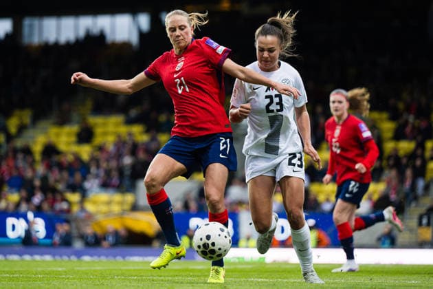 260414 Lisa Naalsund of Norway and Maja Sternad of Slovenia during the FIFA Women s World Cup Qualifier football match between Norway and Slovenia on April 14, 2026 in Lillestrom. Photo: Marius Simensen BILDBYRAN COP 238 VG0919 bbeng dam FIFA World Cup, WM, Weltmeisterschaft, Fussball qualifiers football fotball fotboll landskamp norge norway slovenia slovenien soccer vm kvalik vm-kvalifisering kvinner Copyright: MARIUSxSIMENSEN BB260414BB940