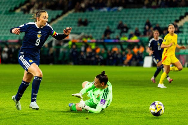 Scotland Women v Belgium Women, Women s World Cup Qualifier Caroline Weir (9 - Scotland) takes the ball around Nicky Evrard (GK 1 - Belgium) but fails to score during the Women s World Cup Qualifier match between Scotland Women and Belgium Women at Easter Road, Edinburgh, UK on 14 April 2026. Editorial use only , Copyright: xRaymondxDaviesx PSI-24059-0045
