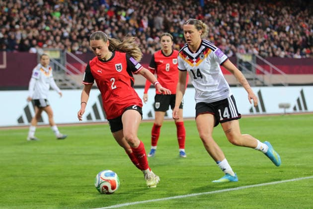14.04.2026 Fußball Frauen 2025 2026 WM-Qualifikation Europa 3. Spieltag Deutschland - Österreich Max-Morlock-Stadion Nürnberg Larissa Mühlhaus (Deutschland, 14, weiß) im Laufduell mit Chiara DÂ Angelo (Österreich, 2, rot). Nürnberg Bayern Deutschland