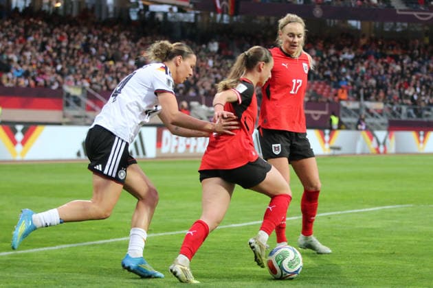 14.04.2026 Fußball Frauen 2025 2026 WM-Qualifikation Europa 3. Spieltag Deutschland - Österreich Max-Morlock-Stadion Nürnberg Larissa Mühlhaus (Deutschland, 14, weiß) im Zweikampf mit Chiara DÂ Angelo (Österreich, 2, rot). Sarah Puntigam (Österreich, 17, rot) steht als Absicherung bereit. Nürnberg Bayern Deutschland