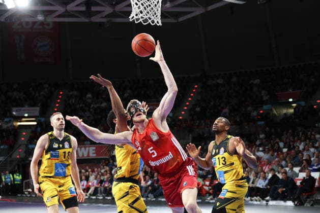 Niels Giffey (FC Bayern Basketball, 05) mit Yorman Polas Bartolo (MHP Riesen Ludwigsburg, 13) und Jonas Wohlfarth-Bottermann (MHP Riesen Ludwigsburg, 18), GER, FC Bayern Basketball vs. MHP Riesen Ludwigsburg, Basketball, easycredit Basketball Bundesliga, 13. Spieltag, Saison 2025 2026, 14.04.2026, GER, FC Bayern Basketball vs. MHP Riesen Ludwigsburg, Basketball, easycredit Basketball Bundesliga, 13. Spieltag, Saison 2025 2026, 14.04.2026 Muenchen Copyright: xEibner-Pressefoto JennixMaulx EP_JML