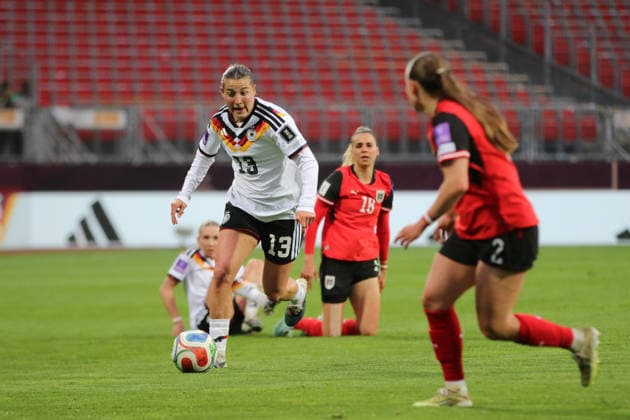 14.04.2026 Fußball Frauen 2025 2026 WM-Qualifikation Europa 3. Spieltag Deutschland - Österreich Max-Morlock-Stadion Nürnberg Carlotta Wamser (Deutschland, 13, weiß) am Ball. Nürnberg Bayern Deutschland