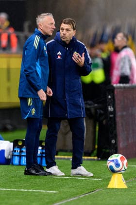 260414 Assistant coach Niklas Egnell and head coach Tony Gustavsson of Sweden during the FIFA Women s World Cup Qualifier football match between Sweden and Denmark on April 14, 2026 in Gothenburg. Photo: Carl Sandin BILDBYRAN kod CS CS0928 fotboll football soccer fotball vm-kval kval fifa womens world cup qualifier qualifier sverige sweden danmark denmark dam bbeng women kvinner Copyright: CARLxSANDIN BB260414CS072