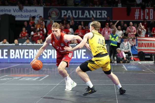 Justuz Hollatz (FC Bayern Basketball, 21) mit Simon Feneberg (MHP Riesen Ludwigsburg, 40), GER, FC Bayern Basketball vs. MHP Riesen Ludwigsburg, Basketball, easycredit Basketball Bundesliga, 13. Spieltag, Saison 2025 2026, 14.04.2026, GER, FC Bayern Basketball vs. MHP Riesen Ludwigsburg, Basketball, easycredit Basketball Bundesliga, 13. Spieltag, Saison 2025 2026, 14.04.2026 Muenchen Copyright: xEibner-Pressefoto JennixMaulx EP_JML