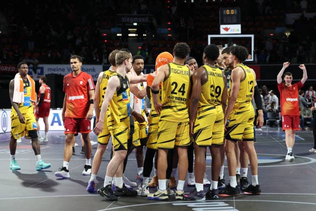 Das Team der MHP Riesen Ludwigsburg nach dem Spiel, GER, FC Bayern Basketball vs. MHP Riesen Ludwigsburg, Basketball, easycredit Basketball Bundesliga, 13. Spieltag, Saison 2025 2026, 14.04.2026, GER, FC Bayern Basketball vs. MHP Riesen Ludwigsburg, Basketball, easycredit Basketball Bundesliga, 13. Spieltag, Saison 2025 2026, 14.04.2026 Muenchen Copyright: xEibner-Pressefoto JennixMaulx EP_JML