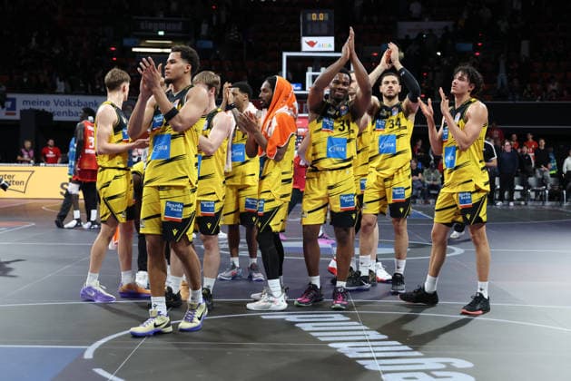 Das Team der MHP Riesen Ludwigsburg nach dem Spiel, GER, FC Bayern Basketball vs. MHP Riesen Ludwigsburg, Basketball, easycredit Basketball Bundesliga, 13. Spieltag, Saison 2025 2026, 14.04.2026, GER, FC Bayern Basketball vs. MHP Riesen Ludwigsburg, Basketball, easycredit Basketball Bundesliga, 13. Spieltag, Saison 2025 2026, 14.04.2026 Muenchen Copyright: xEibner-Pressefoto JennixMaulx EP_JML