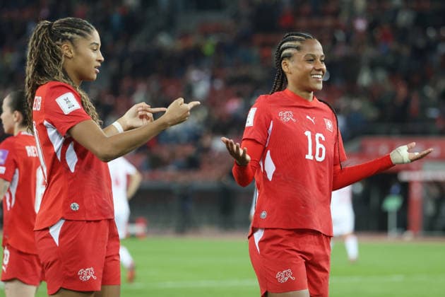 Frauen Schweiz - Tuerkei Torjubel Sydney Schertenleib - Aurelie Csillag (Schweiz) 14.04.2026 Stadion Letzigrund Zuerich, SCHWEIZ, Saison 2025 2026 Frauen Fussball Nationalmannschaft WM Qualifikation Schweiz - Tuerkei Torjubel Sydney Schertenleib - Aurelie Csillag (Schweiz) nach dem Treffer zum 1:0