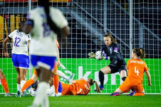 BREDA , 14-04-2026 , Rat Verlegh Stadion , Season 2025 2026 , Dutch UEFA worldcup qualification football , match between The Netherlands and France (women) , picture shows Netherlands player Dapne van Domselaar saves Netherlands - France (women)  x203046124x Copyright: